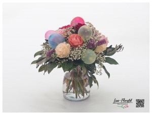 Farbenfroher Blumenstrauß zum besonderen Anlass: Bunte Rosen und Luftballons