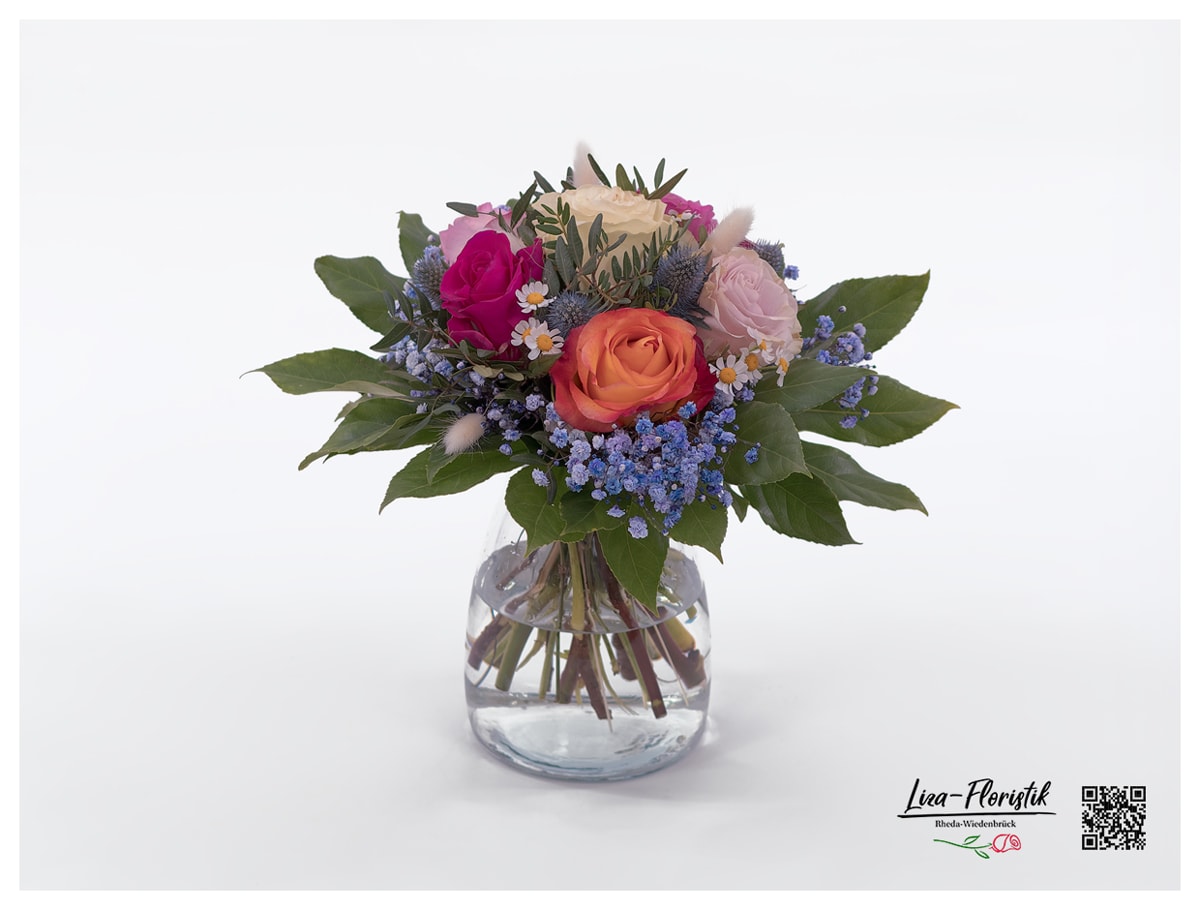 Klassischer Blumenstrauß mit bunten Ecuador Rosen, blauem Schleierkraut, Lagurus, Kamille und Disteln