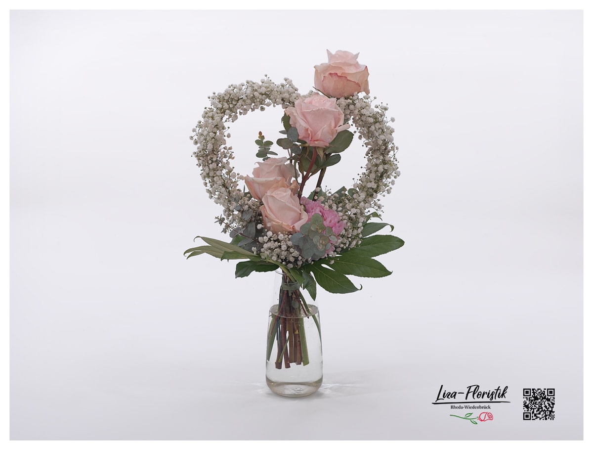 Romantischer Blumenstrauß mit einem Herz aus Schleierkraut, rosa Rosen, Eukalyptus und rosa Ranunkel