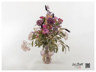 Blumenstrauß mit rosa Nelken, weißem Schleierkraut, schwarz gefärbtem Lagurus, Eukalyptus, Allium und roter Alstromerie