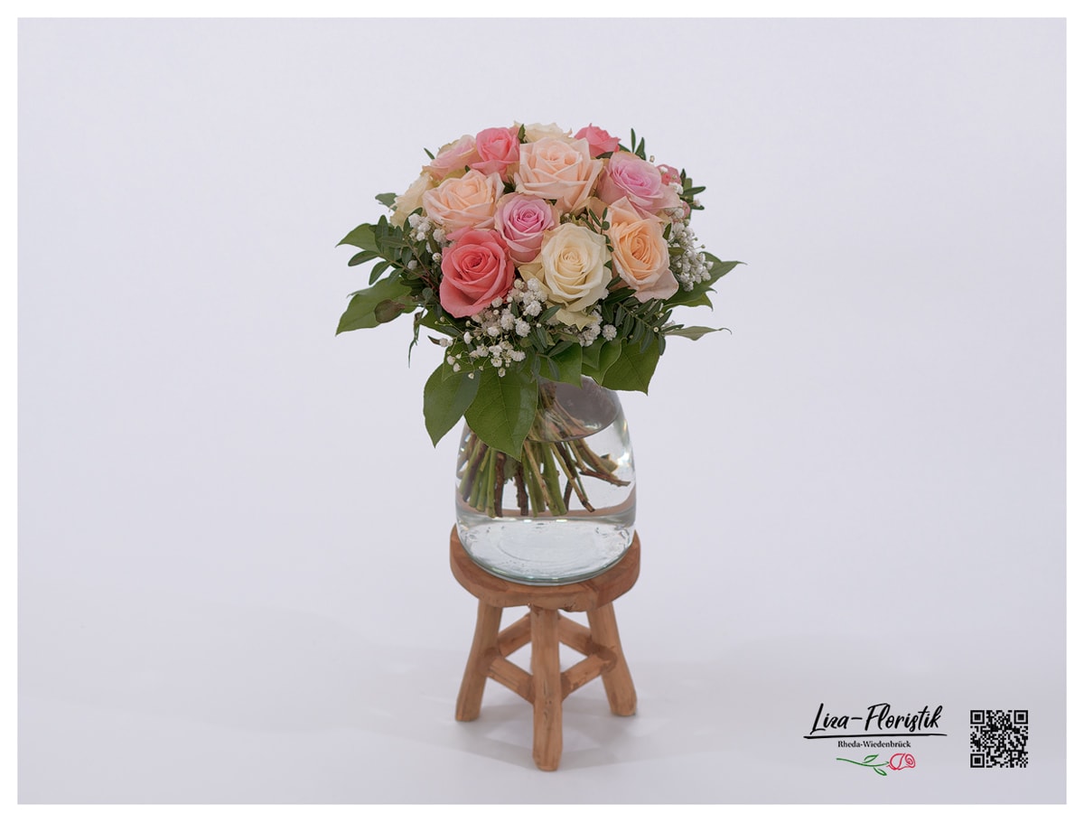 Klassischer Blumenstrauß mit bunten Rosen in Pastellfarben und weißem Schleierkraut
