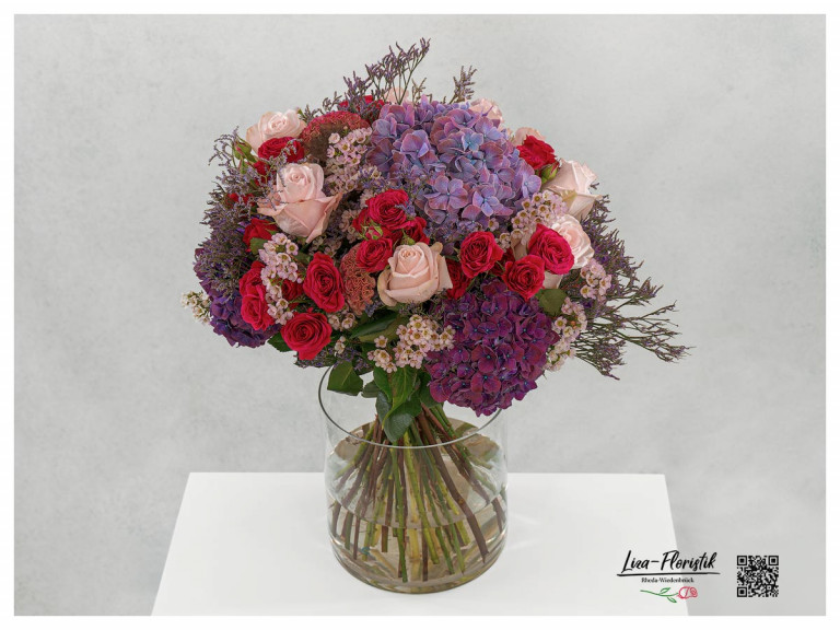 Blumenstrauß mit Hortensien, Rosen, Celosia und Statice.