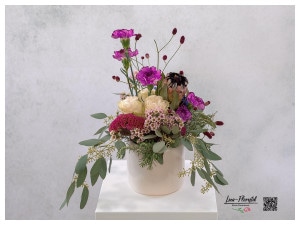 Blumenstrauß mit Wachsblumen, Rosen, Nelken, Eukalyptus, Celosia, Wiesenknopf und Protea