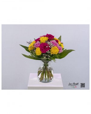 Kleiner Blumenstrauß mit Rosen, Gerbera, Nelken, Statice und Alstroemerien – farbenfroh gebunden und liebevoll arrangiert als kompaktes Geschenk für viele Anlässe.