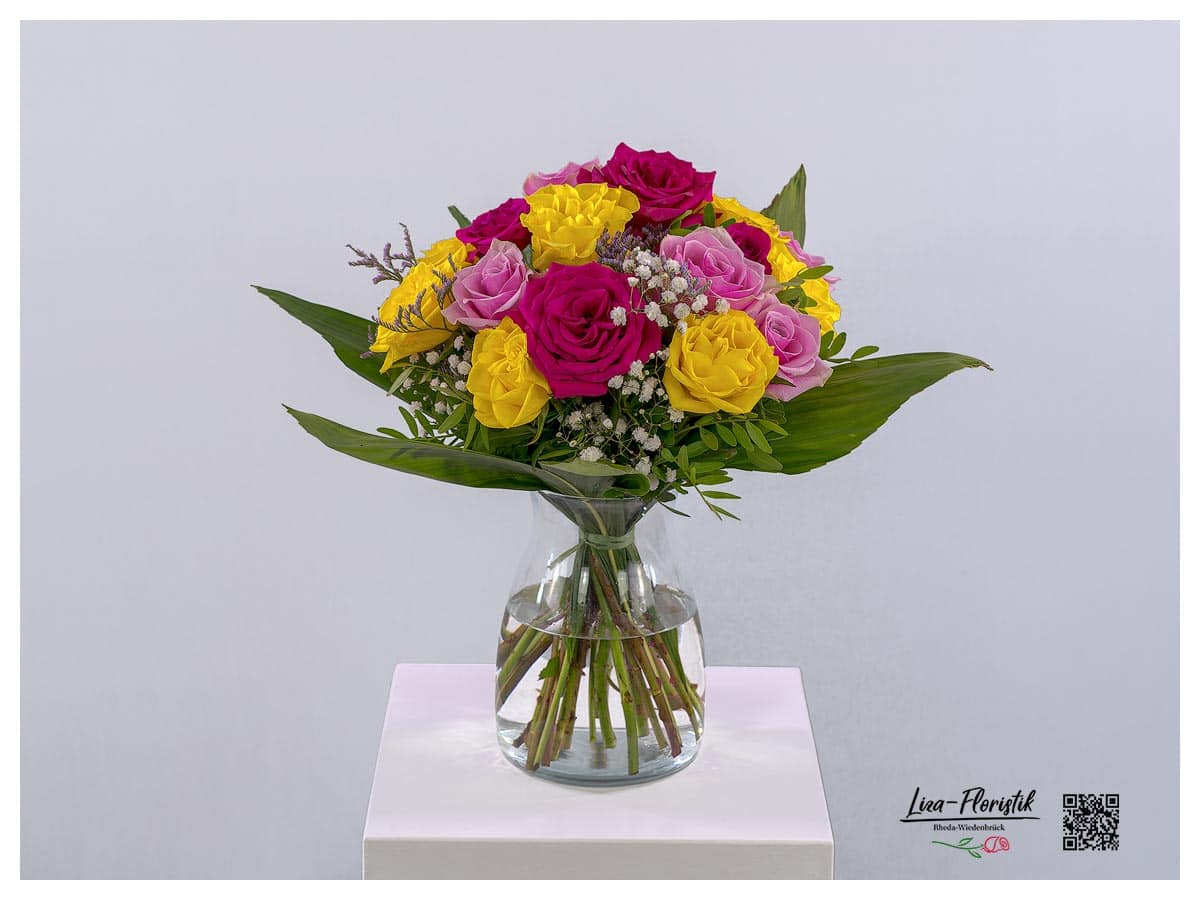 Bouquet mit bunten Rosen und Schleierkraut