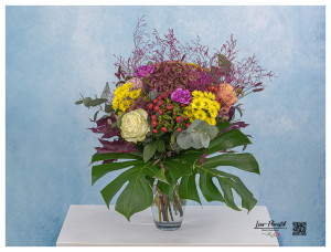 Blumenstrauß mit Philodendron, Statize, Rosen, Nelken, Santini, Hortensie, Eukalyptus und gefärbtem Eichenblatt