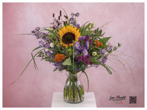 Blumenstrauß mit Rittersporn, Sonnenblume, Celosia, Statice, Wiesenknopf, Santini, Lisianthus und Gräsern