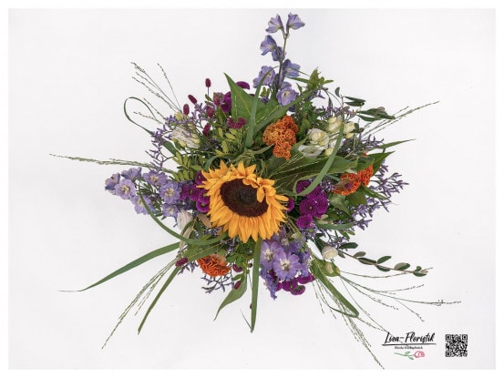 Blumenstrauß mit Sonnenblume, Celosia, Statice, Wiesenknopf, Santini, Rittersporn, Lisianthus und Gräsern im Detail