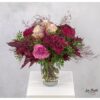 Blumenstrauß mit roten Hortensien und verschiedenen Rosen