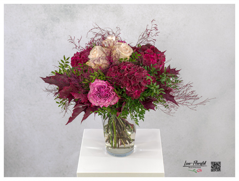 Blumenstrauß mit roten Hortensien und verschiedenen Rosen