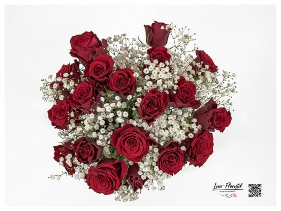 Blumenstrauß mit roten Rosen und weißem Schleierkraut - Detail