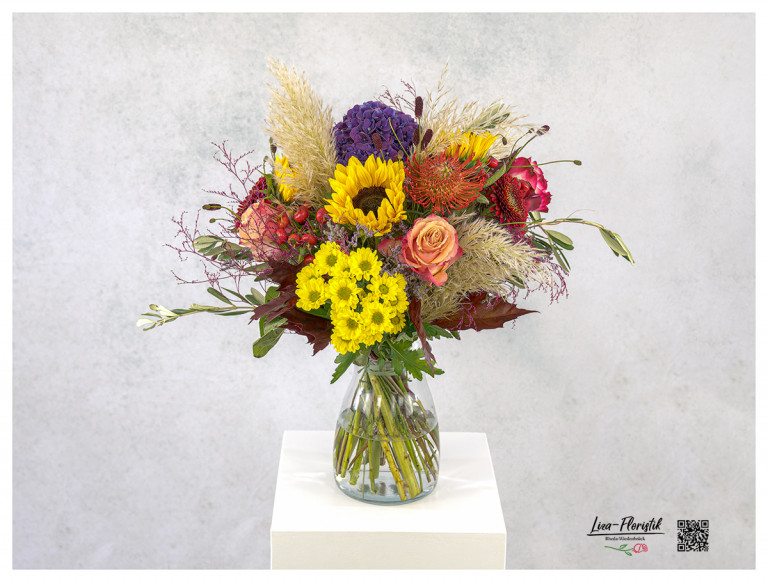 Sommerstrauß mit Hortensien, Sonnenblumen, Rosen, Protea, Pampasgras, Santini, Statize, Rosenbutten, Wiesenknopf und Eichenblättern