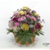 Blumenkorb mit Rosen, Hortensien, Schleierkraut, Disteln, Chrysanthemen und Nelken