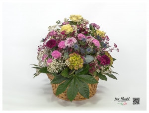 Blumenkorb mit Rosen, Hortensien, Schleierkraut, Disteln, Chrysanthemen und Nelken