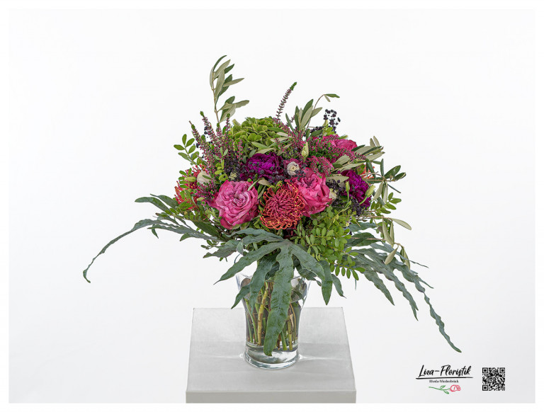 Blumenstrauß mit Nelken, Hortensie, Rosen, Protea, Lisianthus, Olivenzweigen, Heide und Farn