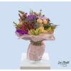 Blumenstrauß mit Zierkohl, Polyantharosen, Disteln, Löwenmäulchen, Hagebutten und Chrysanthemen zum Geburtstag