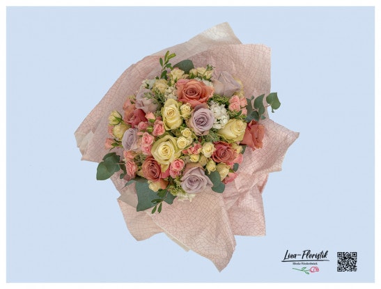 Geburtstag - Blumenstrauß mit verzweigten Rosen, Ammi Majus, Bartnelken und Eukalyptus im Detail
