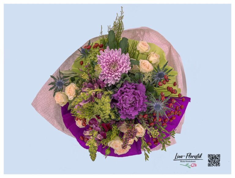 Blumenstrauß zum Geburtstag, Polyantharosen, Disteln, Löwenmäulchen, Hagebutten, Zierkohl und Chrysanthemen zum Geburtstag