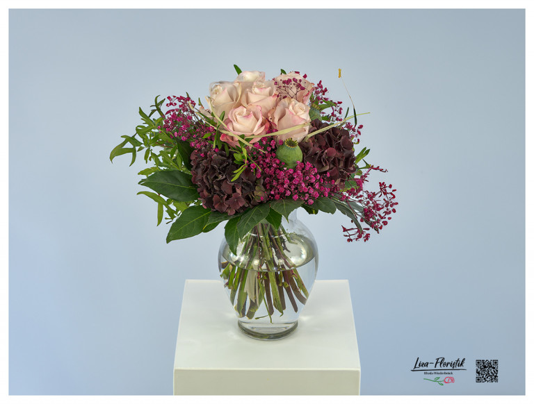 Rote Hortensien, Schleierkraut, Mohn und Rosen
