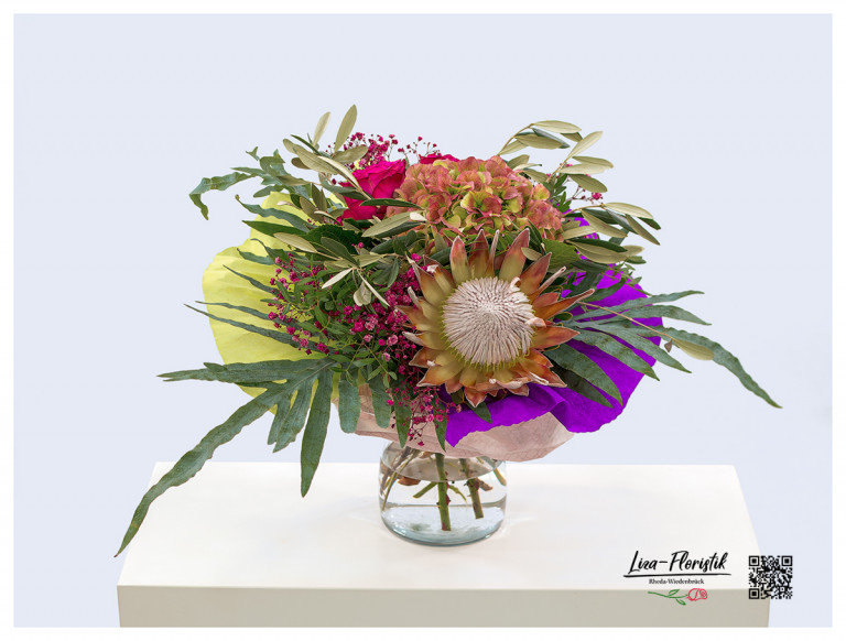 Geburtstag Blumenstrauß in Manschette mit Protea, Rosen, Hortensie, Schleierkraut und Olivenzweigen