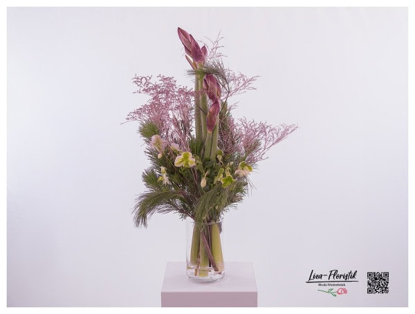 Blumenstrauß mit Strandflieder, Amaryllis, Olivenzweigen, Seidenkiefer, Christrosen und Bergkiefer