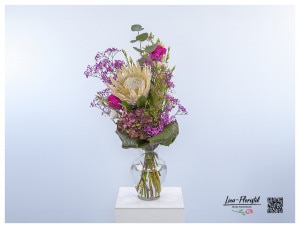 Blumenstrauß mit Königsprotea, Hortensie, Rosen, Lisianthus und Eukalyptus