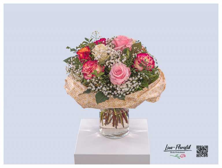 Gemischter Blumenstrauß zum Geburtstag mit Ecuador Rosen und weißem Schleierkraut