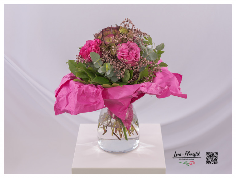 Blumenstrauß mit goldenem Schleierkraut, Rosen, Hortensie und Eukalyptus