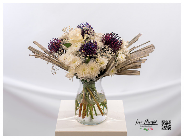 Blumenstrauß mit Chrysanthemen, Protea, Rosen und Schleierkraut