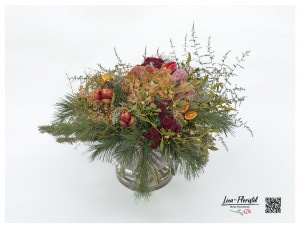 Blumenstrauß mit Protea, Hortensie, Amaryllis, Santini, Wildasparagus, Mistel, Pinienzapfen und getrockneten Orangenscheiben