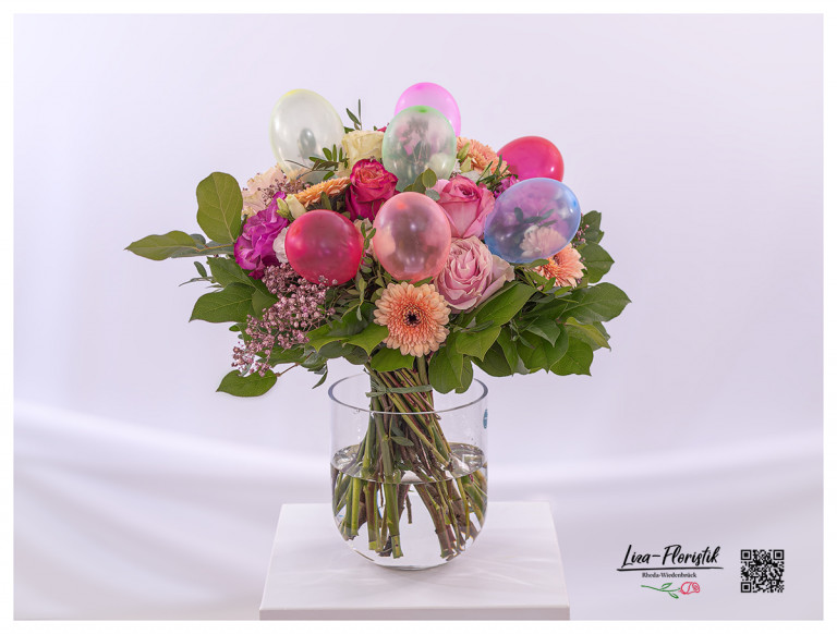 Bunter Geburtstagsstrauß mit Gerbera, Rosen, Lisianthus, goldenem Schleierkraut und Ballons
