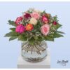 Bunter Strauß mit Rosen und weißem Schleierkraut