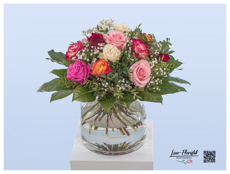 Bunter Strauß mit Rosen und weißem Schleierkraut