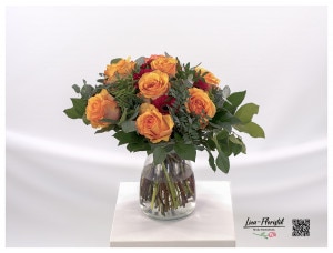Blumenstrauß mit Gerbera, orangen Rosen und Eukalyptus