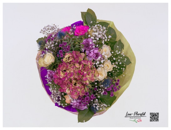 Blumenstrauß mit Nelken, Hortensie, Chrysanthemen, Rosen, Distel und Schleierkraut im Detail