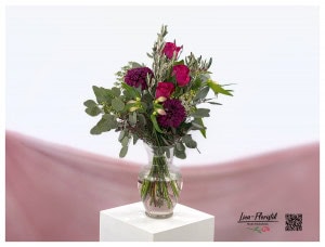 Blumenstrauß mit pinken Chrysanthemen, roten Rosen, Lilien, Wachsblumen und Eukalyptus