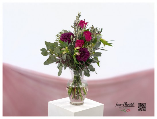 Blumenstrauß mit pinken Chrysanthemen, roten Rosen, Lilien, Wachsblumen und Eukalyptus
