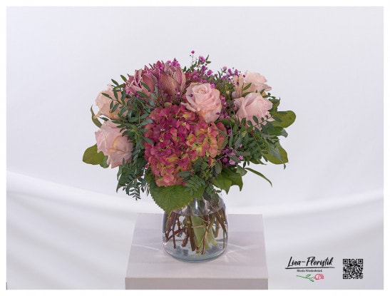 Blumenstrauß mit roten Hortensien, rosa Rosen, roten Amaryllis und pinkem Schleierkraut
