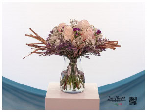 Blumenstrauß mit Trossnelken, rosé weißen Rosen, weißem Schleierkraut und weißen und lila Statize