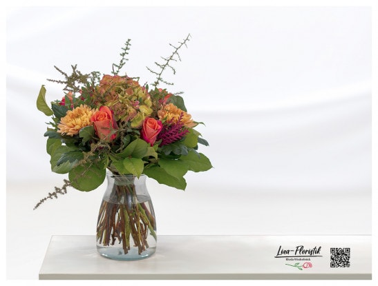 Blumenstrauß mit Wildasparagus, Hortensie, Rosen und Chrysanthemen
