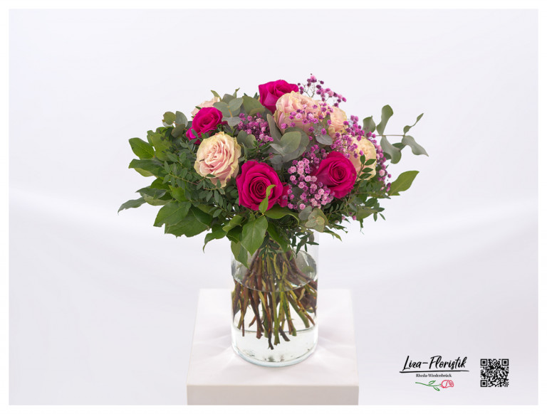 Strauß mit Rosen in rot und lachsfarben, Eukalyptus, rosa Schleierkraut