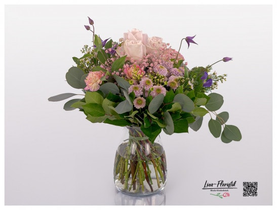 Blumenstrauß mit Clematis, rosa Rosen, Santini, rosa Schleierkraut, rosa Nelken, rosa Wachsblumen und Eukalyptus