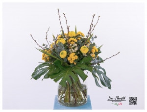 Blumenstrauß mit Kirschzweigen, gelben Santini, gelben Chrysanthemen, Kamille , Eukalyptus, Pistazie und Monstera Blättern