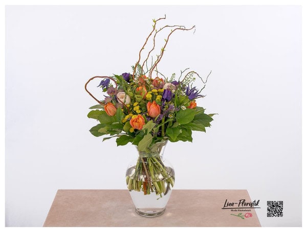 Blumenstrauß mit Tulpen, Kamille, Ranunkeln, Santini,  Anemone, Clematis, Statize, Weide, Thlaspi und Heidelbeere zum Frühling