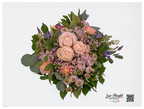Im Detail - Blumenstrauß mit lila Clematis, rosa Rosen, Santini, rosa Schleierkraut, rosa Nelken, rosa Wachsblumen und Eukalyptus