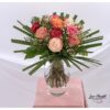 Blumenstrauß mit bunten Rosen, weißem Schleierkraut und Blätter der Stechpalme