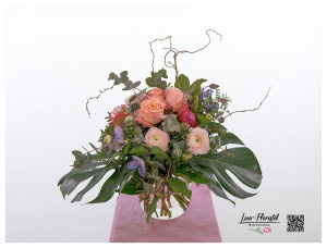Blumenstrauß mit Clematis, Protea, Ranunkeln und Rosen