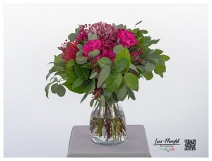 Blumenstrauß mit pinken Rosen "Hearts", pinken Gerber, pinkem Schleierkraut, pinker Protea, gelbem und rosa Lisianthus und Eukalyptus