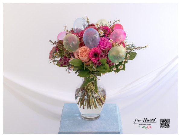 Blumenstrauß zum Geburtstag mit verschiedenen Rosen, Santini, Gerbera, Waxflower, Kamille, Nelken und bunten Ballons