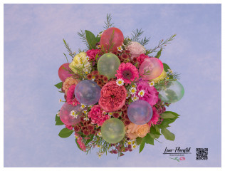 Im Detail - Bunter Blumenstrauß zum Geburtstag mit verschiedenen Rosen, Santini, Gerbera, Kamille und Nelken, Waxflower und bunten Ballons